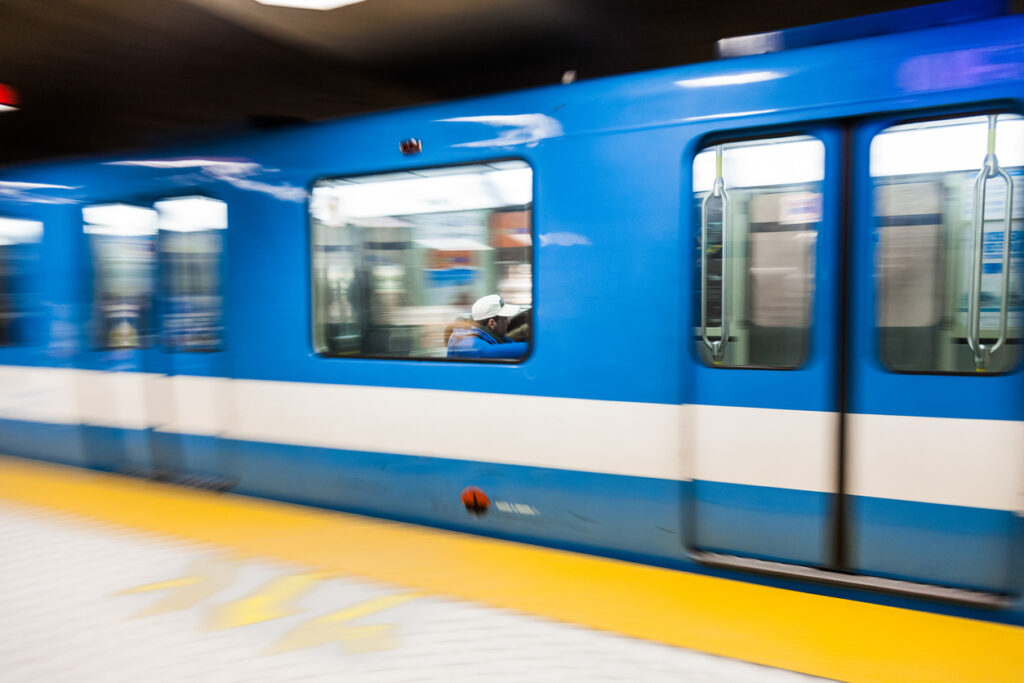 Métro de la Société de transport de Montréal (STM) en circulation.